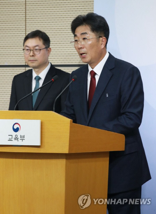 2020학년도 수능 채점결과 발표를 하고 있는 성기선 한국교육과정평가원장(사진=연합뉴스)